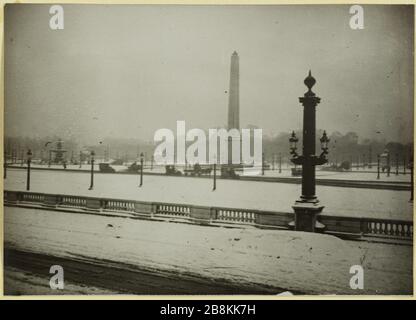 Paris unter dem Schnee: Place de la Concorde. Concorde Platz im Schnee, 8. Bezirk, Paris, während des zweiten Weltkriegs Anonyme. Paris sous la neige: Place de la Concorde. Place de la Concorde sous la neige, 8ème-Viertel, Paris, durant la Première Guerre mondiale. Tirage au gélatino-bromure d'argent. 1914-1918. Paris, musée Carnavalet. Stockfoto