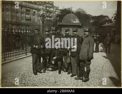 Trocadero: Gruppen. Französische und ausländische Soldaten posieren im 16. Bezirk Trocadero, Paris, während des zweiten Weltkriegs Anonyme. Au Trocadéro: Groupes. Soldats français et étrangers posant au Trocadéro, 16ème arronoire, Paris, durant la Première Guerre mondiale. Tirage au gélatino-bromure d'argent. 1914-1918. Paris, musée Carnavalet. Stockfoto