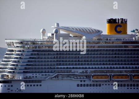 Das italienische Linienschiff "Costa Smeralda" verlässt den französischen Mittelmeerhafen Marseille, nachdem er lange Zeit wegen Coronavirus mehrerer Passagiere vollständig desinfiziert wurde. Stockfoto