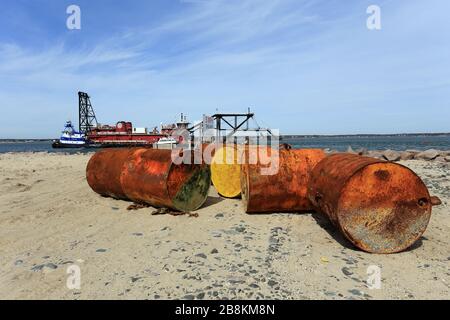 Fässer am Strand Shinnecock Long Island New York Stockfoto