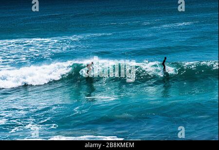 Surfer in Uluwatu surfen in einem der besten Surforte der Welt. Surfer aus der ganzen Welt kommen nach Uluwatu, um die Wellen zu schlagen Stockfoto