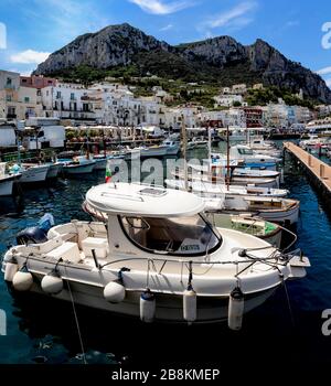 Boote vor Anker im Hafen von Marina Grande, Capri, Kampanien, Italien. Stockfoto