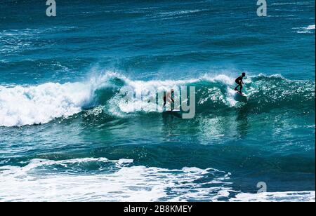 Surfer in Uluwatu surfen in einem der besten Surforte der Welt. Surfer aus der ganzen Welt kommen nach Uluwatu, um die Wellen zu schlagen Stockfoto