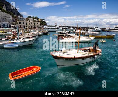 Boote vor Anker im Hafen von Marina Grande, Capri, Kampanien, Italien. Stockfoto