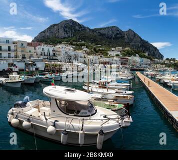 Boote vor Anker im Hafen von Marina Grande, Capri, Kampanien, Italien. Stockfoto