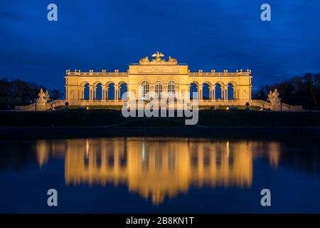 Nachtblick auf die Gloriette im Schloss Schönbrunn, Wien, Österreich Stockfoto