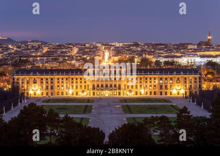 Nachtblick auf Schloss Schönbrunn, Wien, Österreich Stockfoto