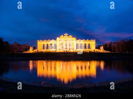 Nachtblick auf die Gloriette im Schloss Schönbrunn, Wien, Österreich Stockfoto