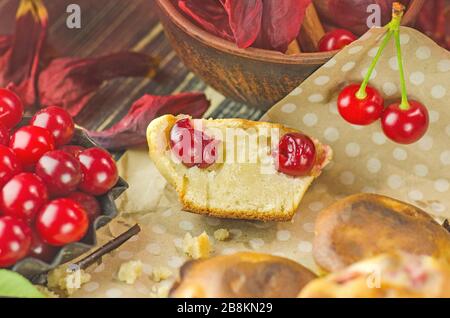 Kirschmuffins mit Kirschen. Frisch gebackene Kirschmuffins Stockfoto