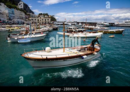 Boote vor Anker im Hafen von Marina Grande, Capri, Kampanien, Italien. Stockfoto