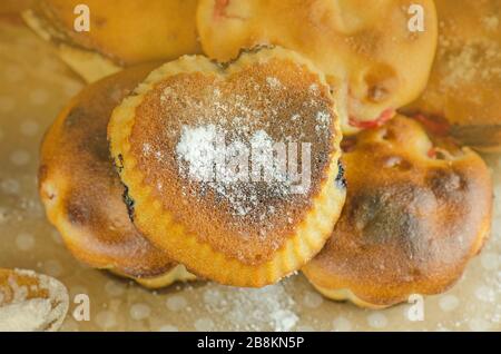 Muffin mit Blaubeeren in Form des Herzens. Hausgemachte Blaubeer-Muffins Stockfoto