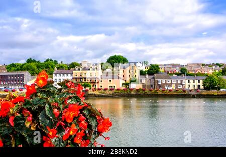 Kleines Küstendorf Kinsale, an der Südküste Irlands gelegen, im County Cork, mit dem Fluss Bandon durch diesen. Stockfoto