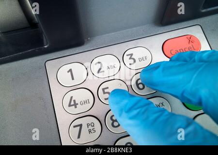 Verwendung von Handschuhen auf der Tastatur mit schmutzigen Geldautomaten aufgrund der Kovid 19 Vorsichtsmaßnahmen glengormley newtownabizwischen Nordirland UK Stockfoto