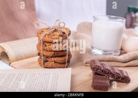 Haferflocken mit Schokoladentropfen in einem Haufen, der mit einem rustikalen Faden umhüllt ist Stockfoto