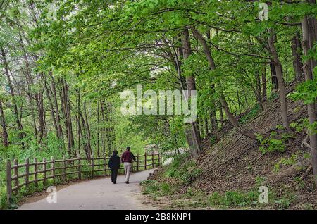 Gesunder Lebensstil - Paar, die im öffentlichen Park spazieren gehen Stockfoto