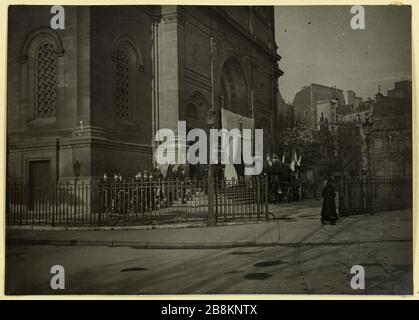 Die Grablegung wartet an der Tür des heiligen Franz Xavier. Grabbestattung vor der Tür der Kirche St. Franz Xavier, 7. Pariser Bezirk, während des zweiten Weltkriegs Anonyme. Enterrement Attendant à la porte de l'église Saint-François-Xavier, 7ème arronoire, Paris, durant la Première Guerre mondiale. Musée Carnavalet, Histoire de Paris Stockfoto