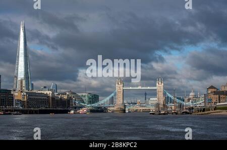 Die historische Tower Bridge in London, das Zentrum, scheint vom hochhohen Wolkenkratzer The Shard auf der linken Seite in den Schatten gestellt zu werden. Stockfoto