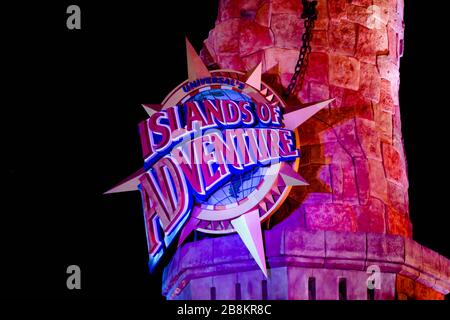 Orlando, Florida. Februar 2020. Schild "Island of Adventure" am Universals Citywalk Stockfoto