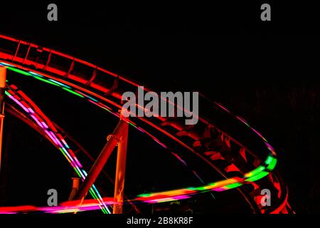 Orlando, Florida. Februar 2020. Großes Foto von Hollywood Rip Ride Rockit Achterbahn bei Universals Citywalk Stockfoto