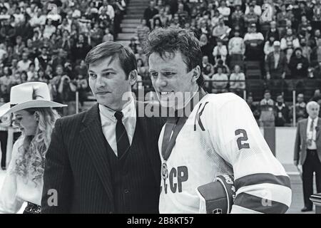 Der pensionierte Torwarttrainer Vladislav Tretiak und der Kapitän der Roten Armee Fetisov bei der Silbermedaille im Calgary Cup. Januar 1987 Stockfoto