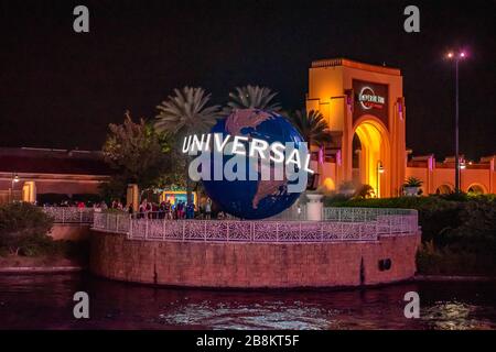 Orlando, Florida. Februar 2020. World Sphere und Universal Studios Arch auf dem Universals Citywalk Stockfoto