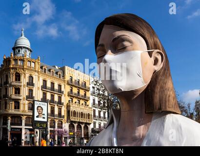 Skulptur vom annullierten Las Fallas Festival 2020 in Valencia mit improvisierter Maske zum Schutz gegen Covid 19 Virus.Spanien. Stockfoto