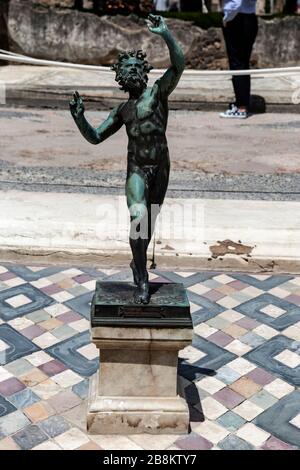 Tanzende Faun Statue im Haus der Faun, Kampanien, Pompeji, Italien Stockfoto