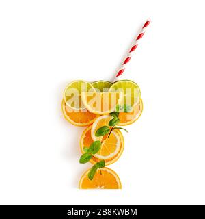 Ein Glas Saft aus Zitrusscheiben, ein Zweig Minze und Strohhalme für einen Cocktail auf weißem Hintergrund Stockfoto