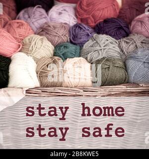 Bleib zu Hause Stay Safe Konzept mit bunten Wollfadenkugeln und Text. Verbringen Sie qualitativ hochwertige Familienzeiten mit Hausaufgaben während Coronavirus Pandemie-Quar Stockfoto