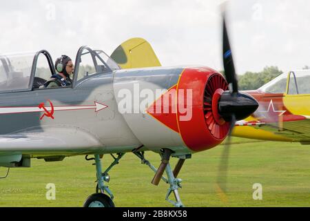 Ein Yakovlev Yak-52 im Old Warden Aerodrome im Jahr 2009 Stockfoto