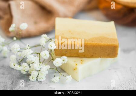 Natürliche handgemachte Seife bars mit Blumen, Wellness Bio Seife Stockfoto