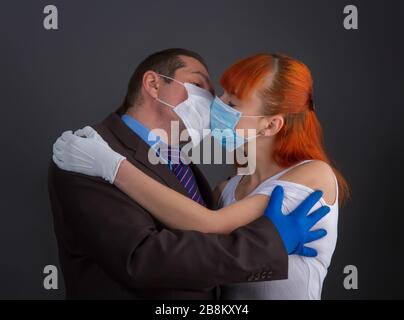 Maskierter Mann und Mädchen Stockfoto