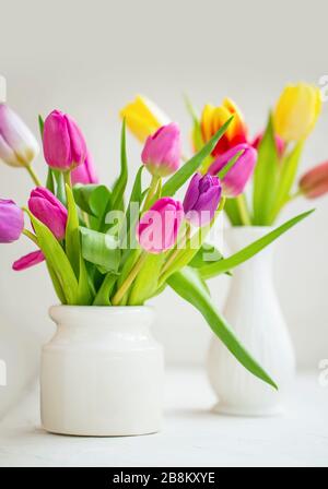 Frühling Tulpen Blumensträuße in weißen schönen Vasen Stockfoto