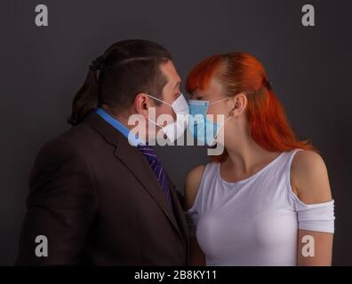 Maskierter Mann und Mädchen Stockfoto