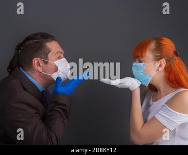 Maskierter Mann und Mädchen Stockfoto