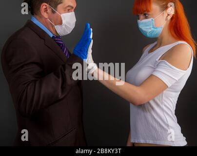 Maskierter Mann und Mädchen Stockfoto