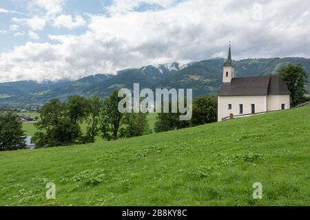 Kleine Kirche auf dem Gelände der Burg Kaprun, mit Blick über das Salzachtal, Kaprun, Zell am See, Österreich. Stockfoto