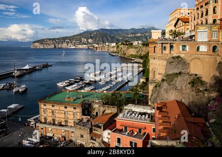 Blick auf den Grande Marina und die Bucht von Neapel, Sorrento, Kampanien, Italien. Stockfoto