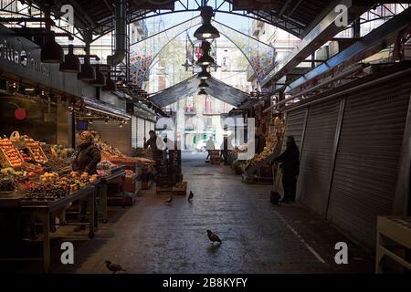 Der berühmte Mercat de la Boqueria im Zentrum von Barcelona, in der Nähe der Las Ramblas, feierte seinen 180-jährigen Service mit einem düsteren Image. Stockfoto