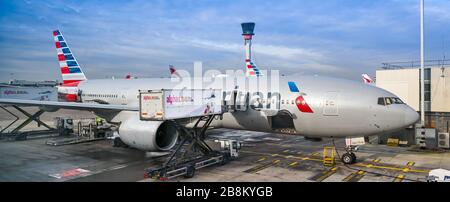 LONDON, ENGLAND - NOVEMBER 2018: Panoramablick auf ein Flugzeug der American Airlines am Flughafen London-Heathrow. In der Fluggastronomie wird ein LKW verladen Stockfoto