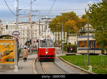 WIEN, ÖSTERREICH - NOVEMBER 2019: Elektrische Straßenbahn fährt auf einer Straße in der Wiener Innenstadt. Stockfoto