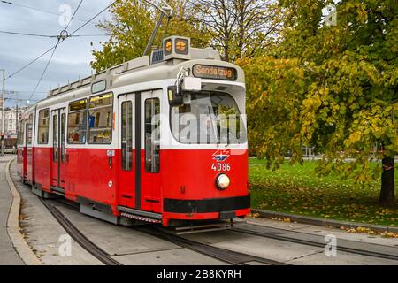 WIEN, ÖSTERREICH - NOVEMBER 2019: Elektrische Straßenbahn fährt auf einer Straße in der Wiener Innenstadt. Stockfoto