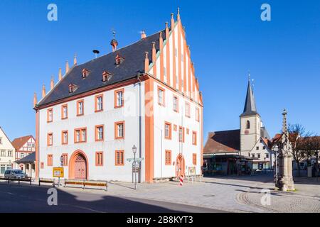 Rathaus und Kirche in Hassfurt, Deutschland Stockfoto