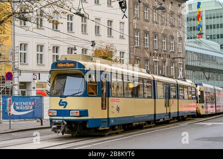 WIEN, ÖSTERREICH - NOVEMBER 2019: Elektrische Straßenbahn fährt auf einer Straße in der Wiener Innenstadt. Stockfoto