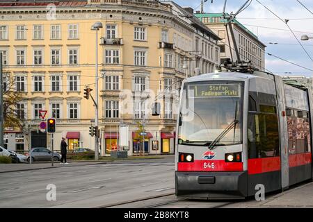 WIEN, ÖSTERREICH - NOVEMBER 2019: Elektrische Straßenbahn fährt auf einer Straße in der Wiener Innenstadt. Stockfoto