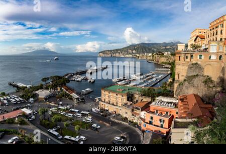 Blick auf den Grande Marina und die Bucht von Neapel, Sorrento, Kampanien, Italien. Stockfoto