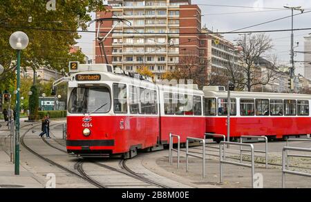 WIEN, ÖSTERREICH - NOVEMBER 2019: Elektrische Straßenbahn fährt auf einer Straße in der Wiener Innenstadt. Stockfoto