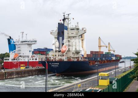 Frachtschiffe in den Schleusen, wenn der Kial-Kanal in Kiel-Holtenau, Kieler Landeshauptstadt Schleswig-Holstein, Norddeutschland, Mitteleuropa Stockfoto