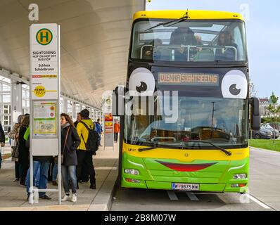 WIEN, ÖSTERREICH - NOVEMBER 2019: Der von der Wiener Sightseeing betriebene Doppeldecker-Touristenbus hielt an einer Bushaltestelle in der Stadt.