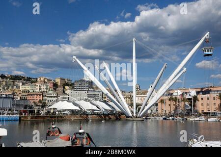 Genua - Ligurien - Italien - Die bigo Kran in Genua Porto Antico Waterfront Stockfoto